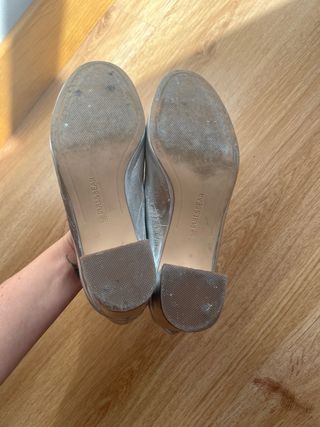 Zapatos de tacón plateados