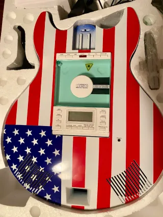 Guitarra Reproductor de CD y radio  NUEVA en caja