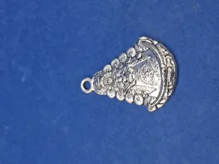 BLEA PORTONS. Colgante Virgen del Rocío plateada.