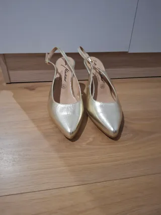 Zapatos Eva Mañas dorados talla 40 !!