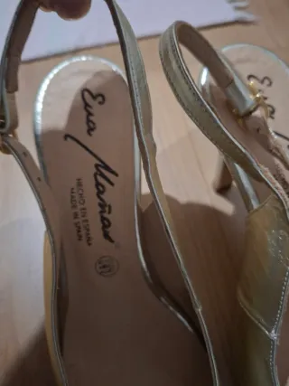 Zapatos Eva Mañas dorados talla 40 !!