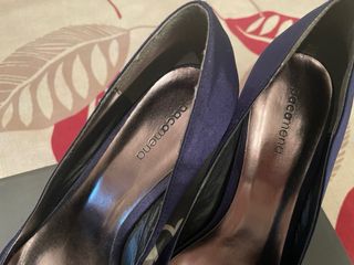 Zapatos de tacón de raso morado con pedrería 
