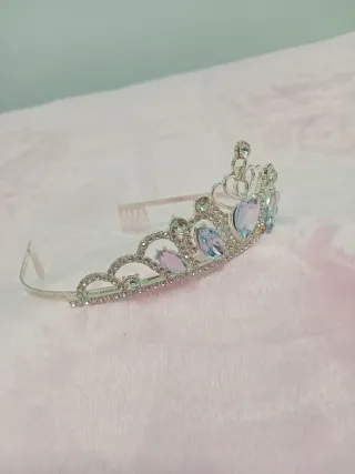 Tiara de metal con piedras