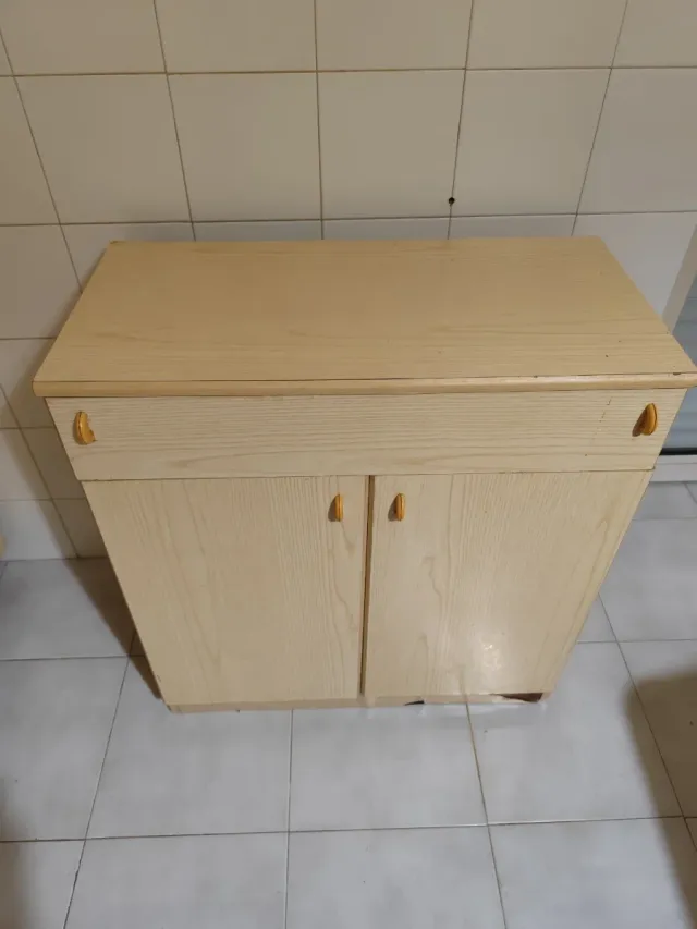 Mobiletto in legno giallo