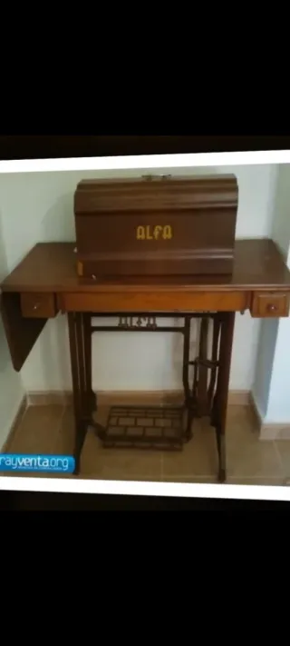 Máquina de coser Alfa antigua