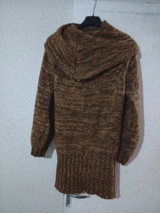 Jersey largo tejido cuello alto marrón