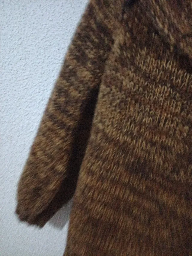 Jersey largo tejido cuello alto marrón