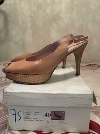 Zapatos de tacón color nude y dorado