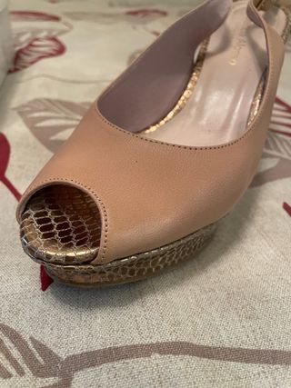 Zapatos de tacón color nude y dorado