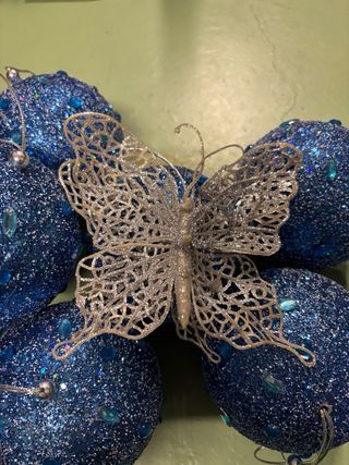 Adorno Navidad Bolas Azules y Mariposas plateadas
