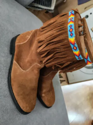 Botas de piel con flecos y abalorios