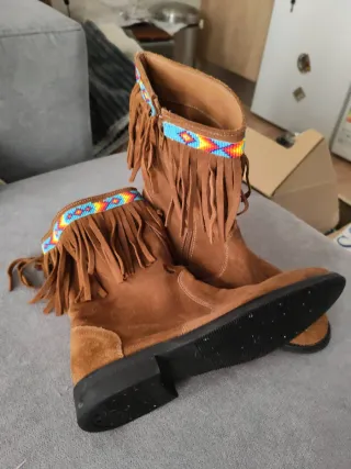 Botas de piel con flecos y abalorios