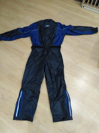 Mono de moto azul y negro impermeable.