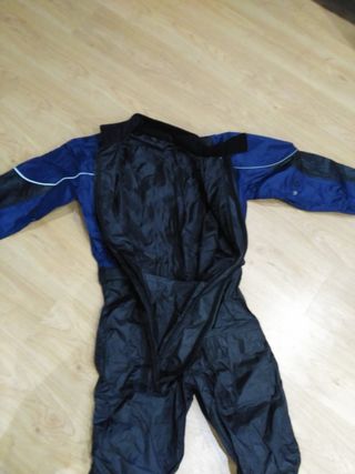 Mono de moto azul y negro impermeable.