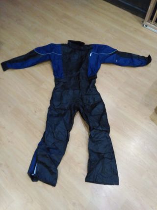 Mono de moto azul y negro impermeable.