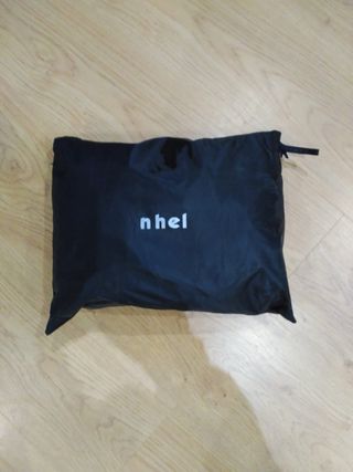 Mono de moto azul y negro impermeable.