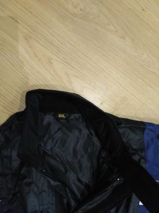 Mono de moto azul y negro impermeable.