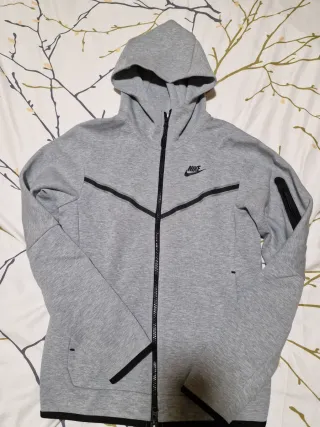 Conjunto Chándal Nike Tech Gris. Muy poco uso.