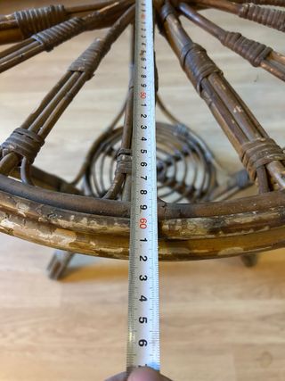 Mesa redonda de mimbre estilo rueda