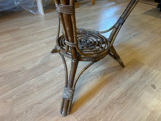 Mesa redonda de mimbre estilo rueda