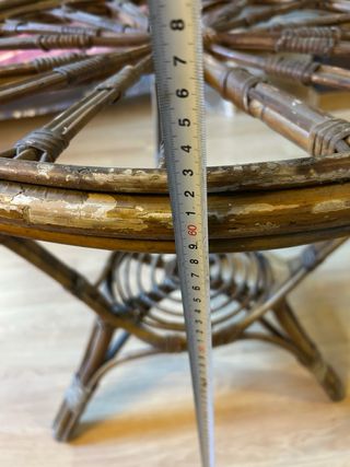 Mesa redonda de mimbre estilo rueda