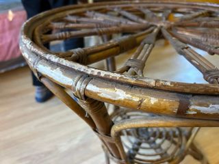 Mesa redonda de mimbre estilo rueda