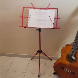Guitarra Clásica con Atril