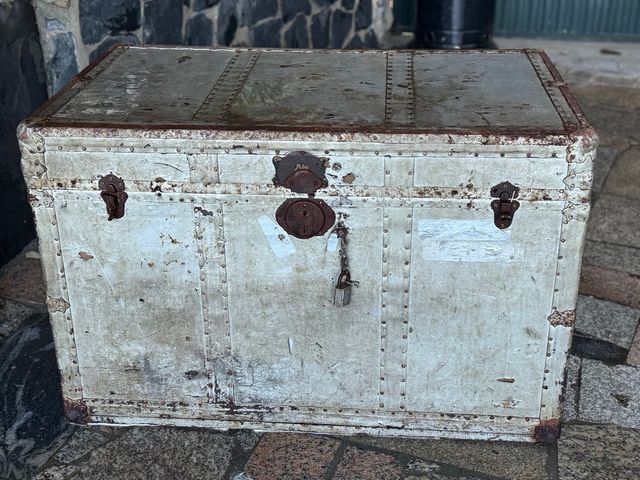Baúl grande de madera y metal