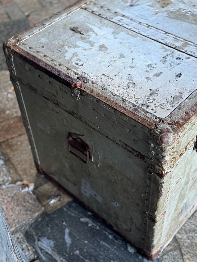 Baúl grande de madera y metal