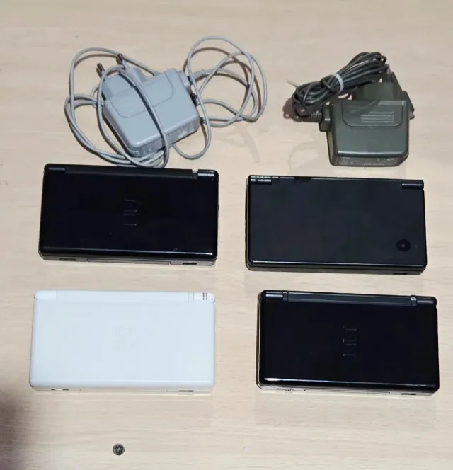 Lote 4 Nintendo DS (Negra, Blanca)