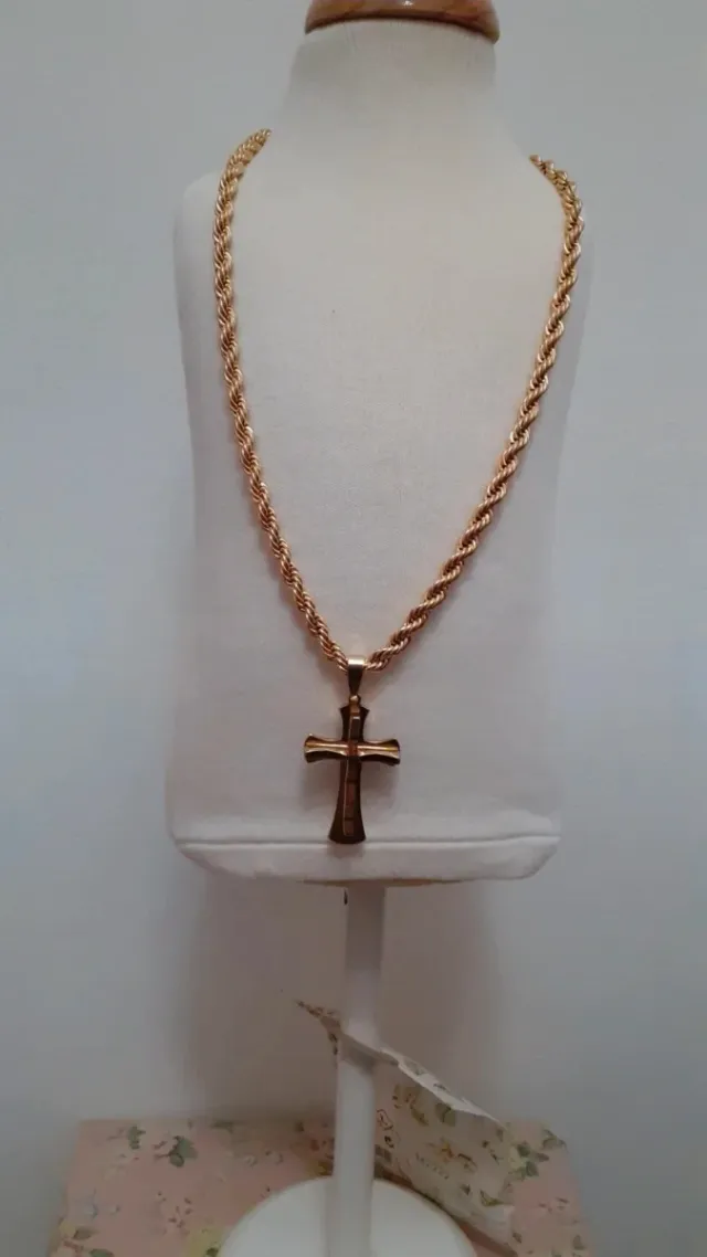 Cadena trenzada con colgante de cruz