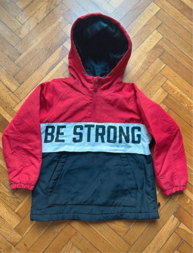 Chaqueta con capucha BE STRONG