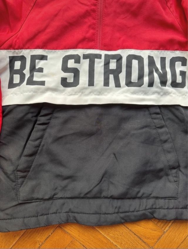 Chaqueta con capucha BE STRONG