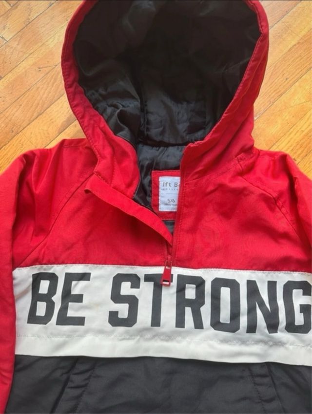 Chaqueta con capucha BE STRONG