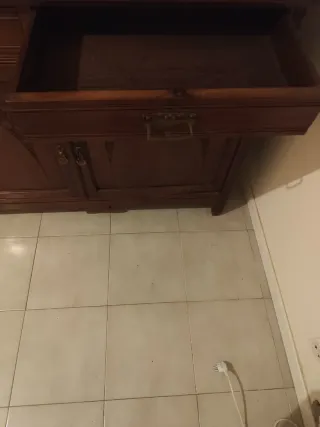 Credenza a due corpi in legno e vetro