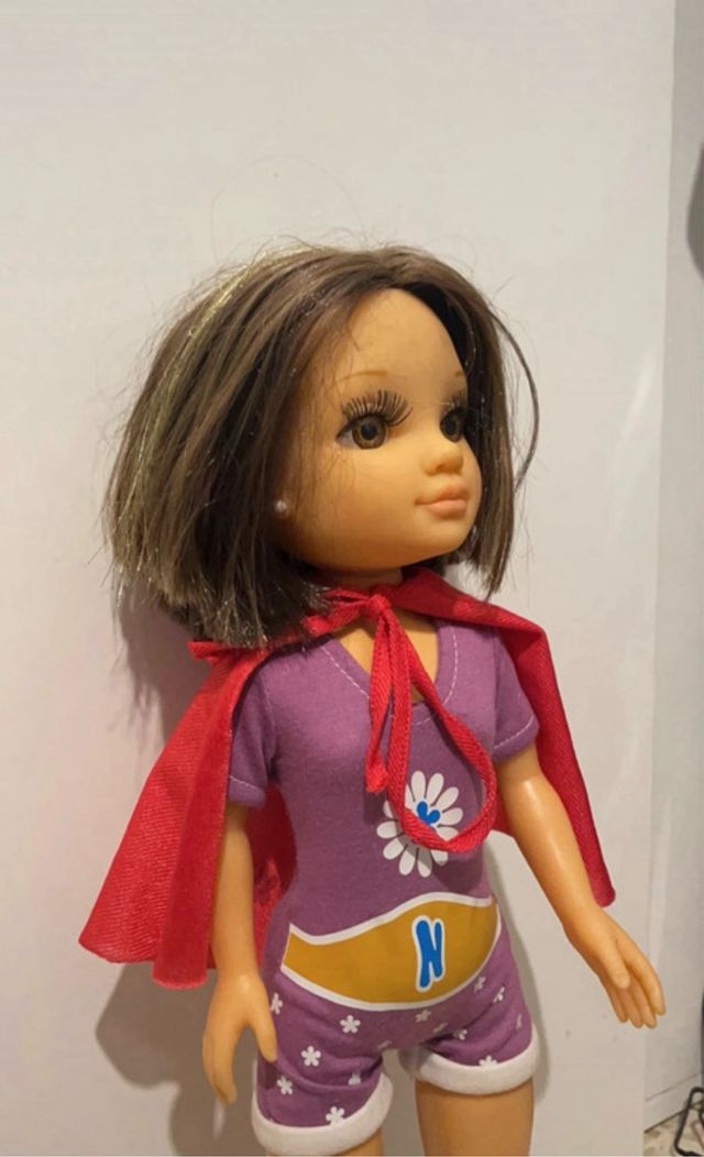 Nancy Superhéroe con Capa Roja