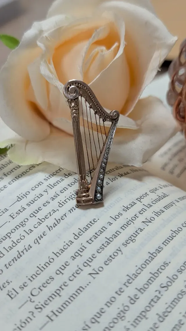 Broche antiguo arpa con perlas