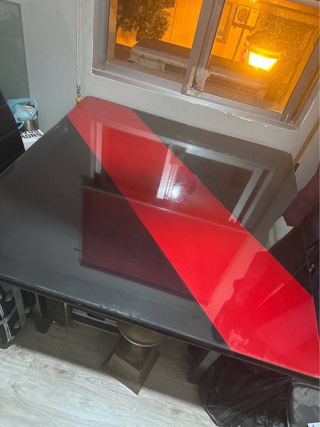 Mesa de cristal negra y roja