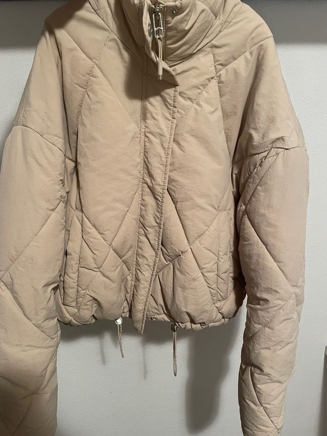 Chaqueta acolchada Bershka beige