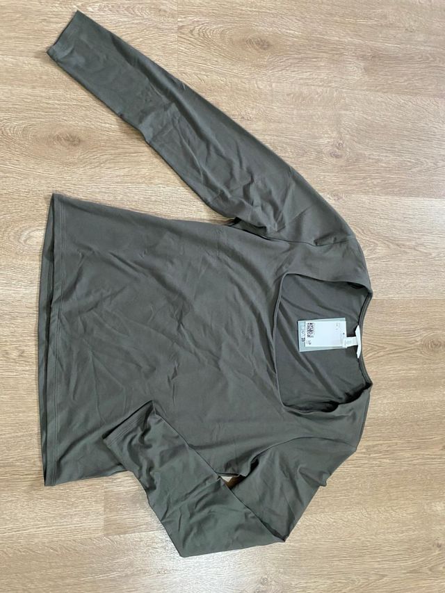 Camiseta H&M manga larga verde oliva