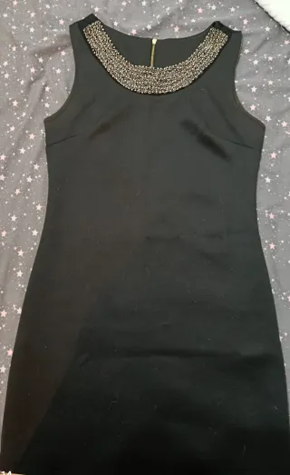 Vestido negro con pedrería plateada