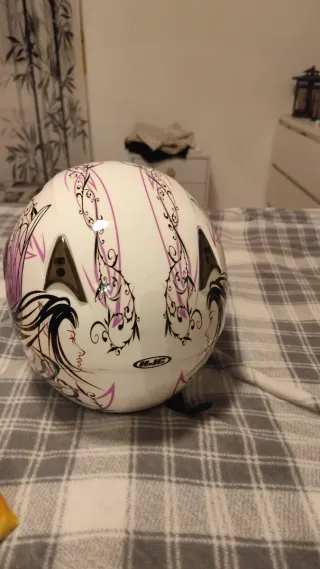 Casco HJC blanco con diseño de alas