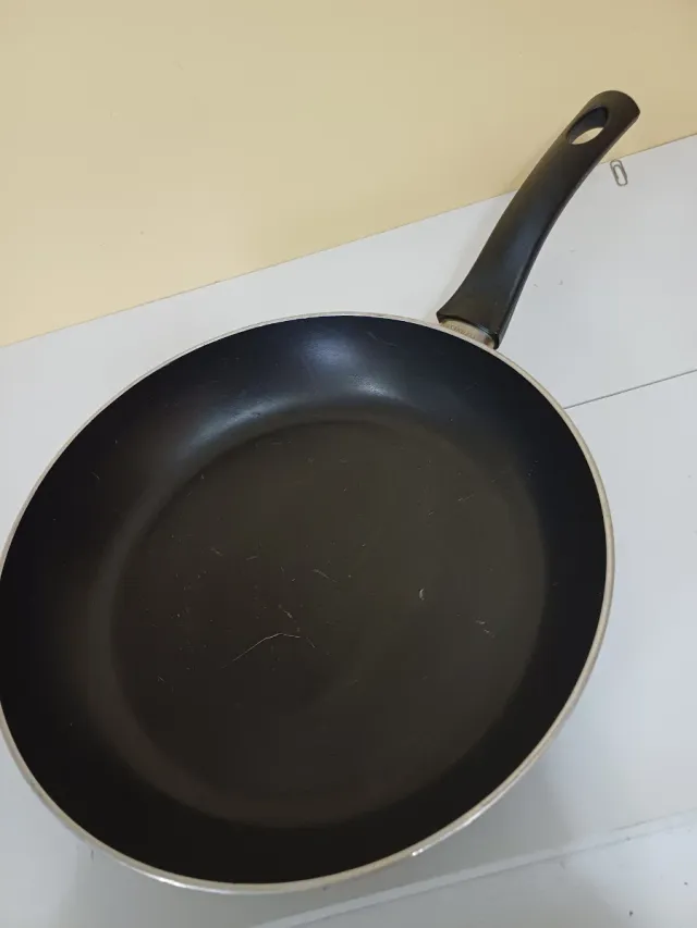 Padella antiaderente nera