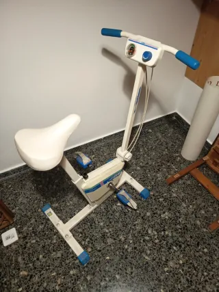 Bici Estática Antigua Blanca y Azul