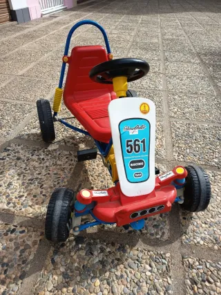 Coche de pedales infantil.