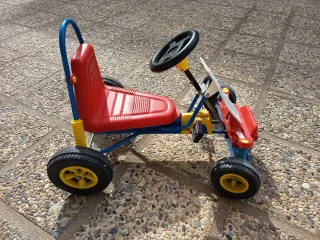 Coche de pedales infantil.