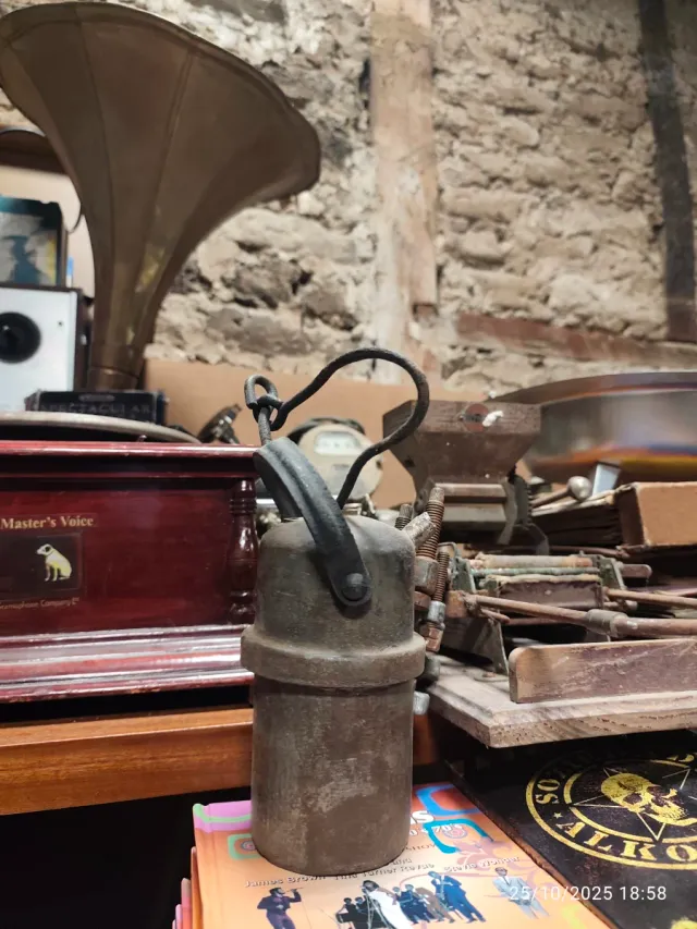 Lámpara minera antigua