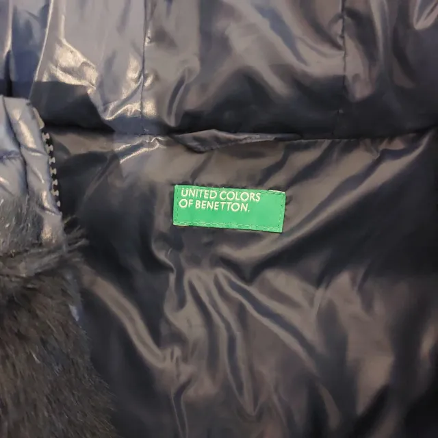 Abrigo azul marino con capucha y pelo.