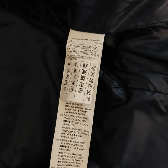 Abrigo azul marino con capucha y pelo.