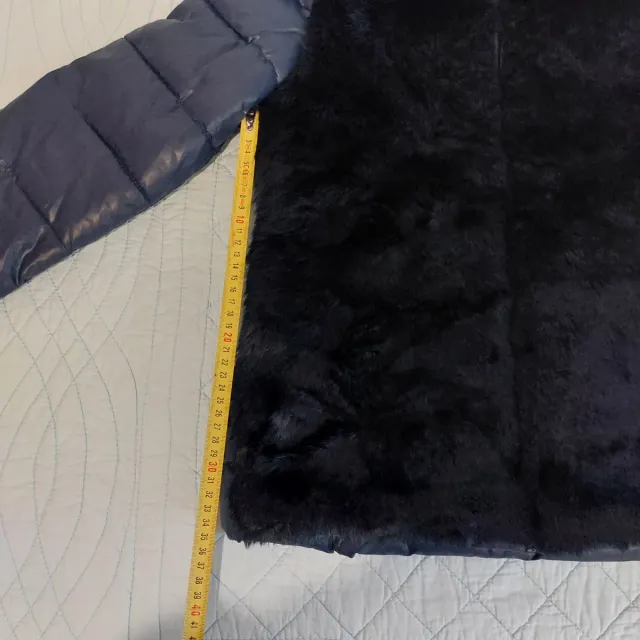 Abrigo azul marino con capucha y pelo.